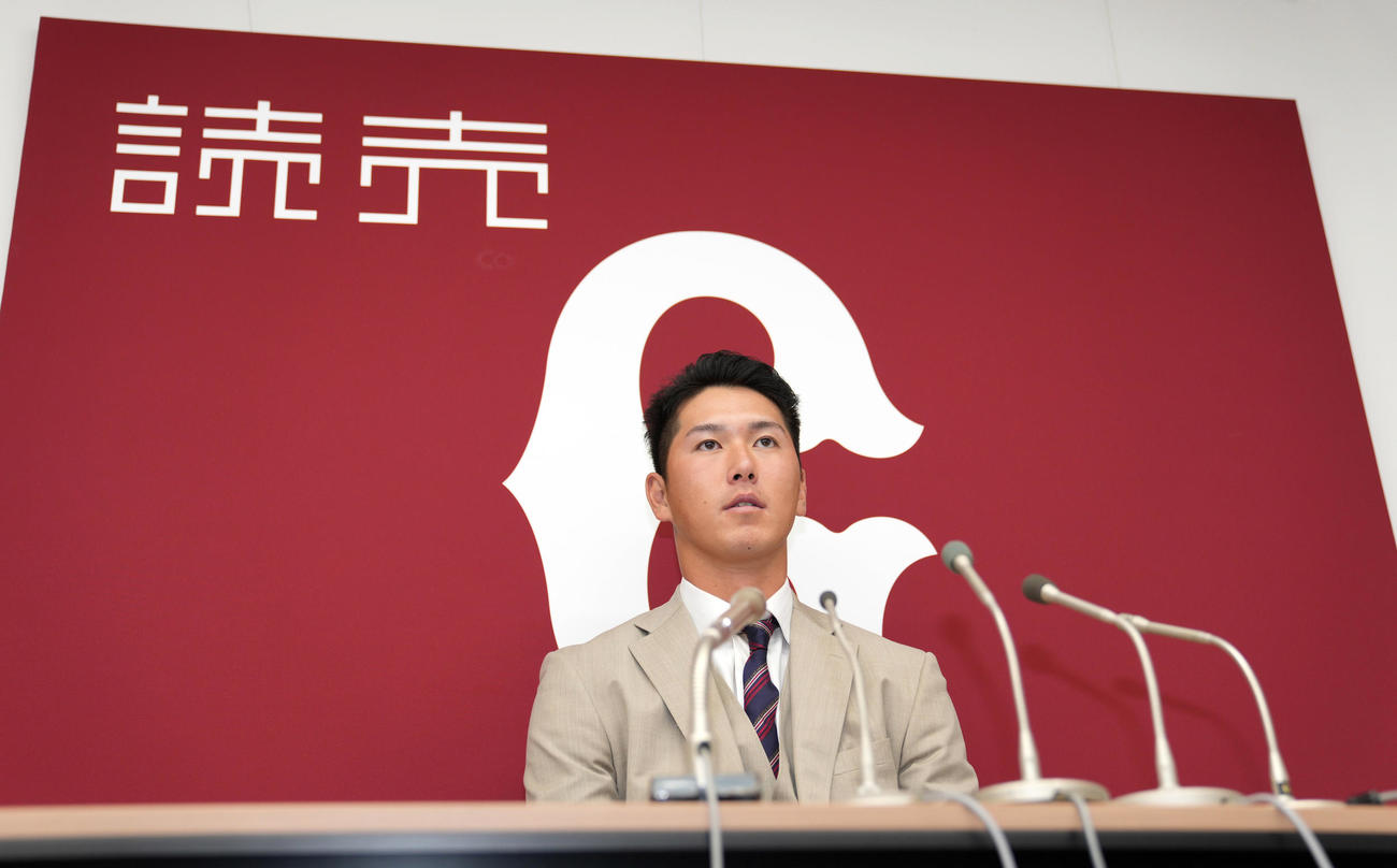 契約更改後、会見を行う巨人秋広（撮影・狩俣裕三）