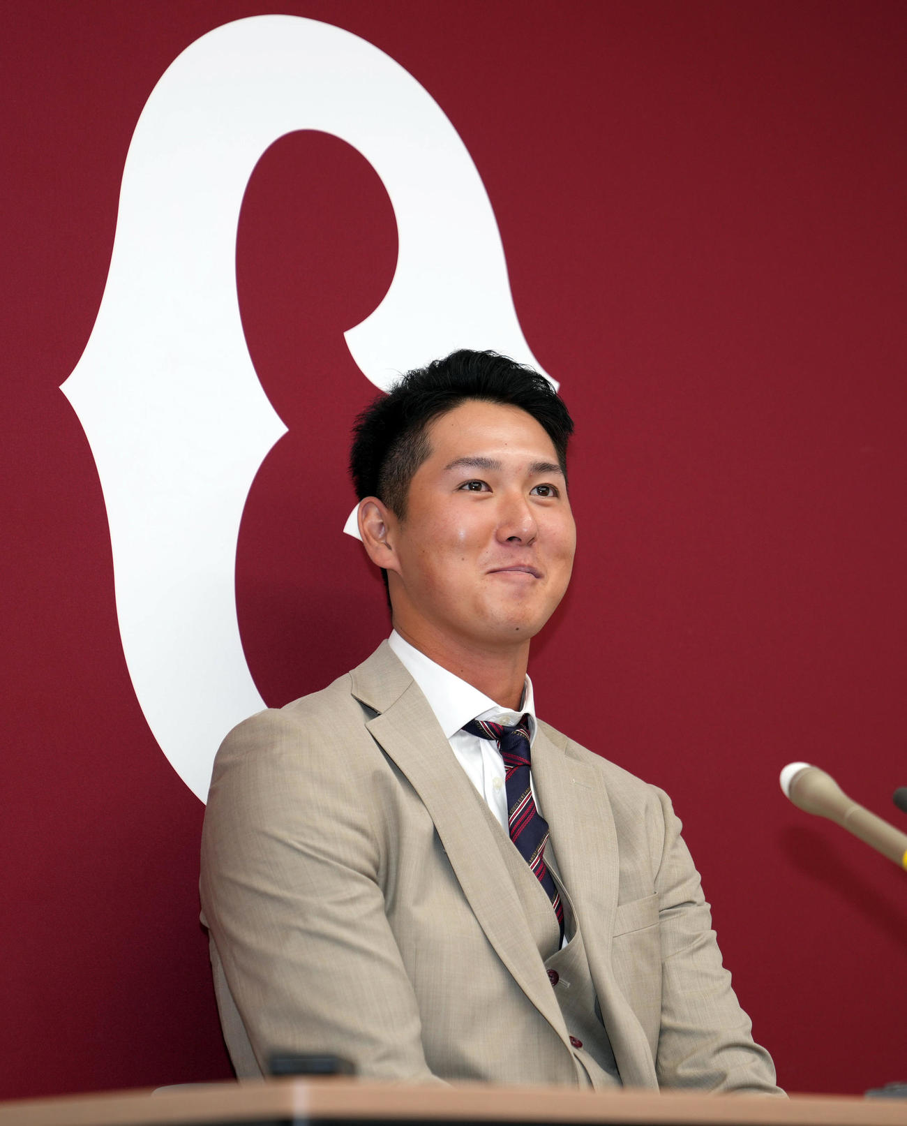 契約更改後、会見を行う巨人秋広（撮影・狩俣裕三）