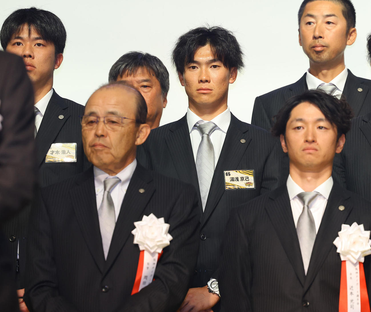 日本一・リーグ優勝祝賀会に参加した阪神湯浅（中央）（撮影・藤尾明華）