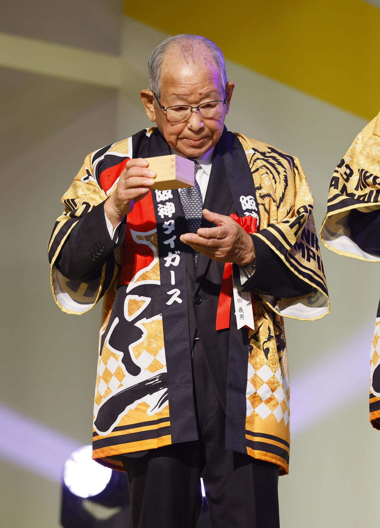 日本一・リーグ優勝祝賀会で乾杯する吉田元監督（撮影・藤尾明華）