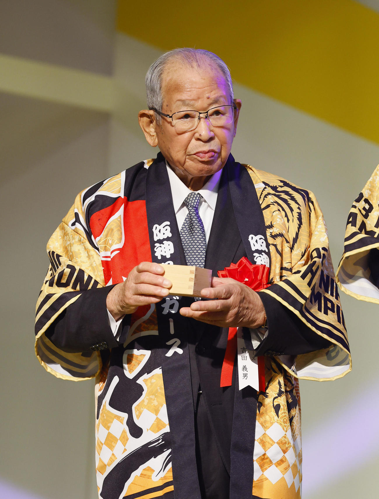 日本一・リーグ優勝祝賀会で乾杯する吉田元監督（撮影・藤尾明華）