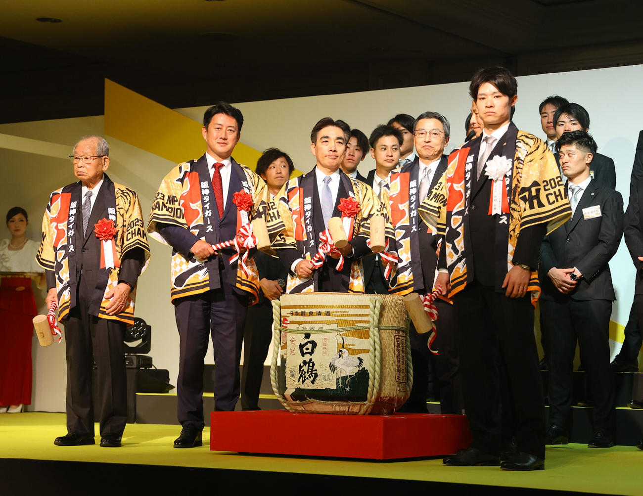 日本一・リーグ優勝祝賀会で鏡開きを前に記念写真に納まる（左）吉田元監督、松本尼崎市長、石井西宮市長、阪神の百北球団社長、阪神中野（撮影・藤尾明華）