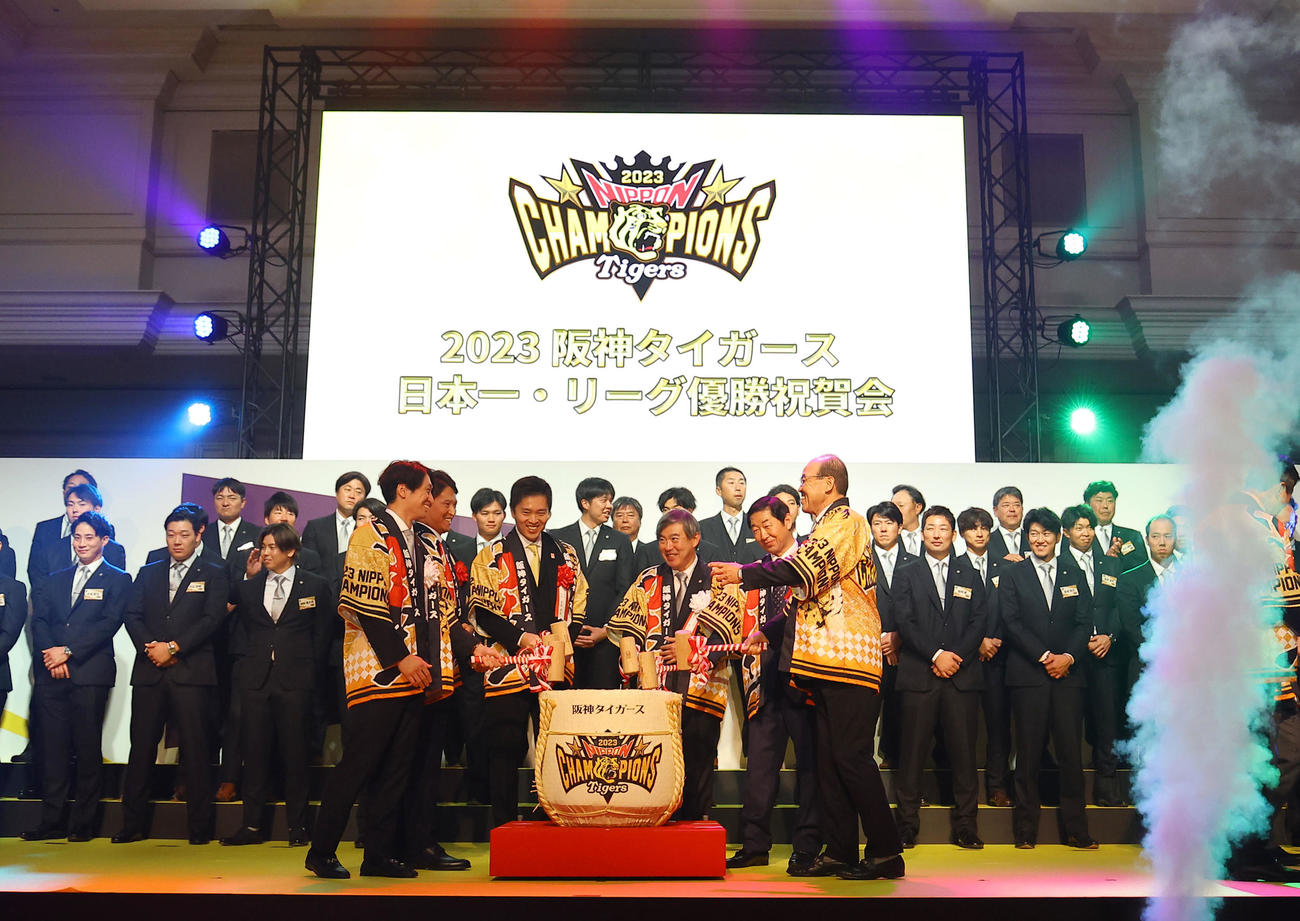 日本一・リーグ優勝祝賀会で鏡開きをする（手前左から）阪神近本、斎藤兵庫県知事、吉村大阪府知事、杉山オーナー、佐藤衆議院議員、阪神岡田監督（撮影・藤尾明華）