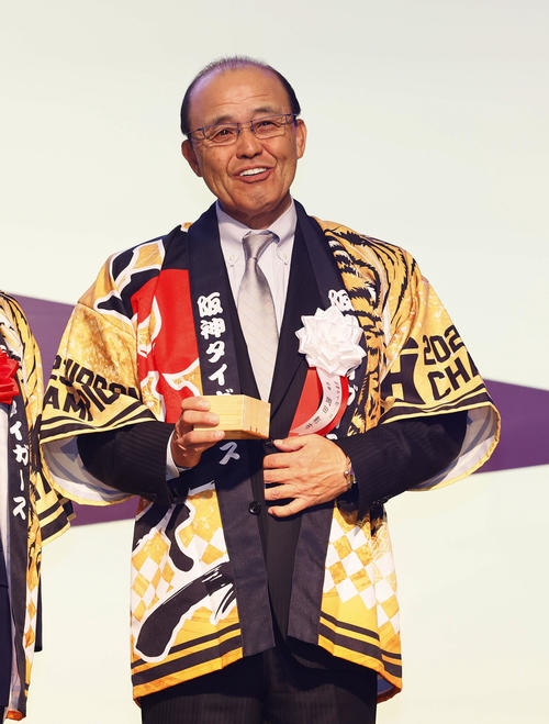 日本一・リーグ優勝祝賀会で乾杯の升を手に笑顔を見せる阪神岡田彰布監督（撮影・藤尾明華）