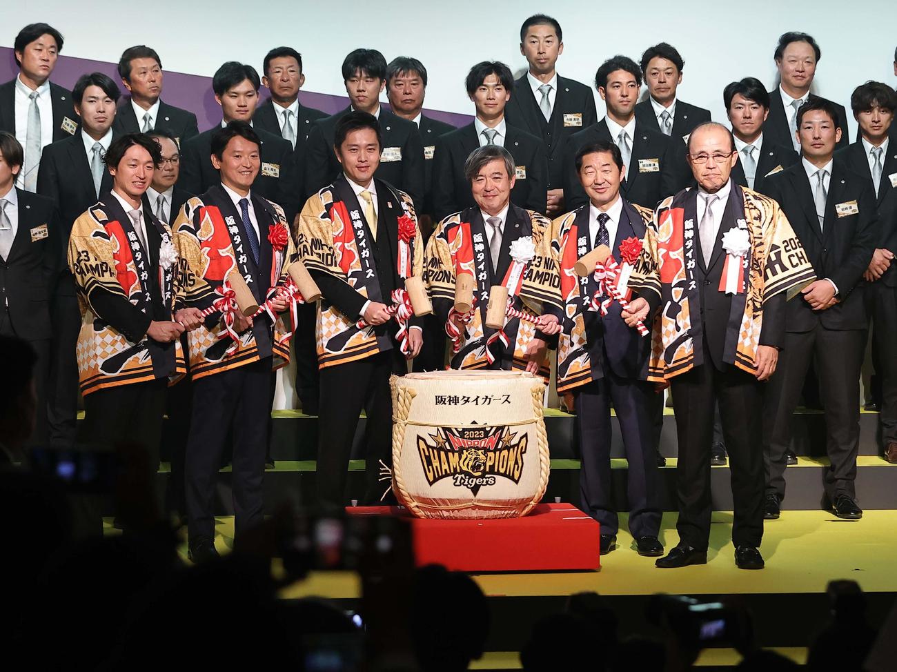 日本一・リーグ優勝祝賀会で鏡開きする右から阪神岡田監督、佐藤衆議院議員、杉山オーナー、吉村大阪府知事、斎藤兵庫県知事、近本（撮影・上田博志）