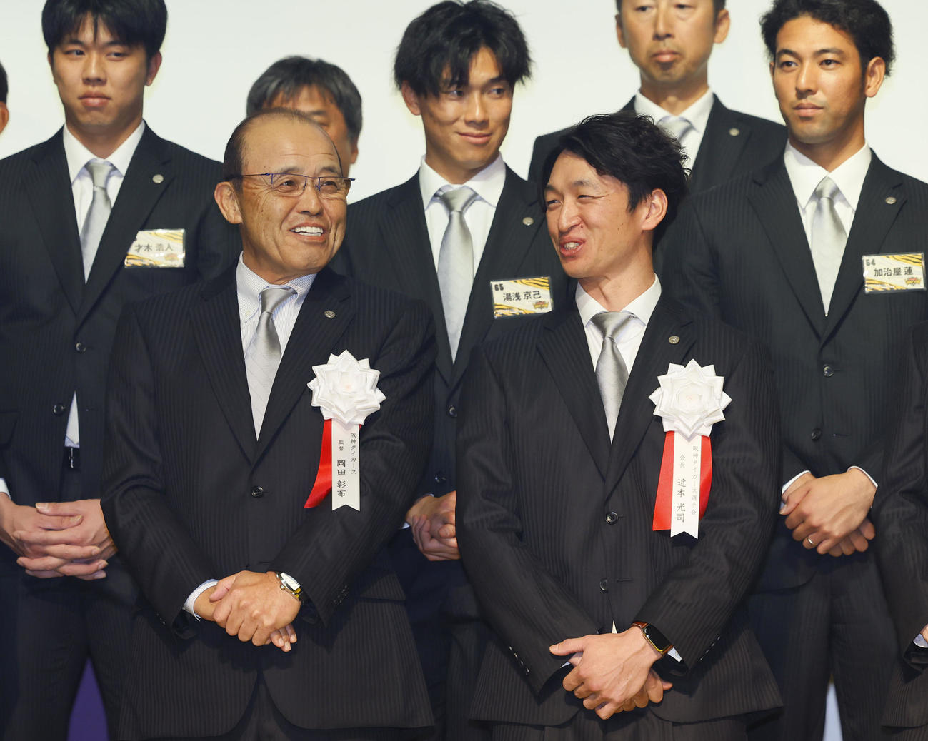 言葉を交わし笑顔の阪神岡田監督（左）と近本（撮影・藤尾明華）