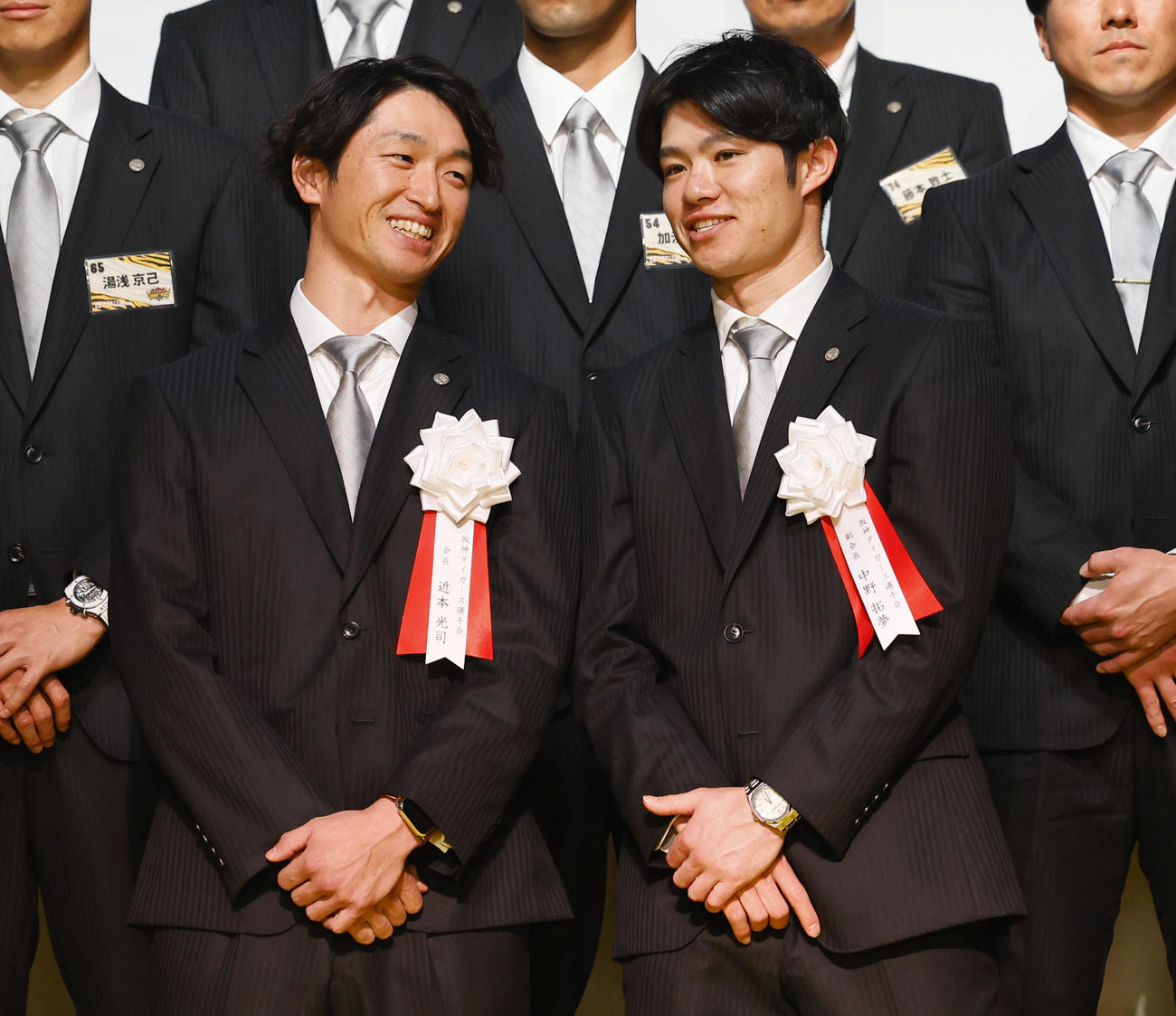 日本一・リーグ優勝祝賀会で笑顔で言葉を交わす阪神近本（左）と中野（撮影・藤尾明華）