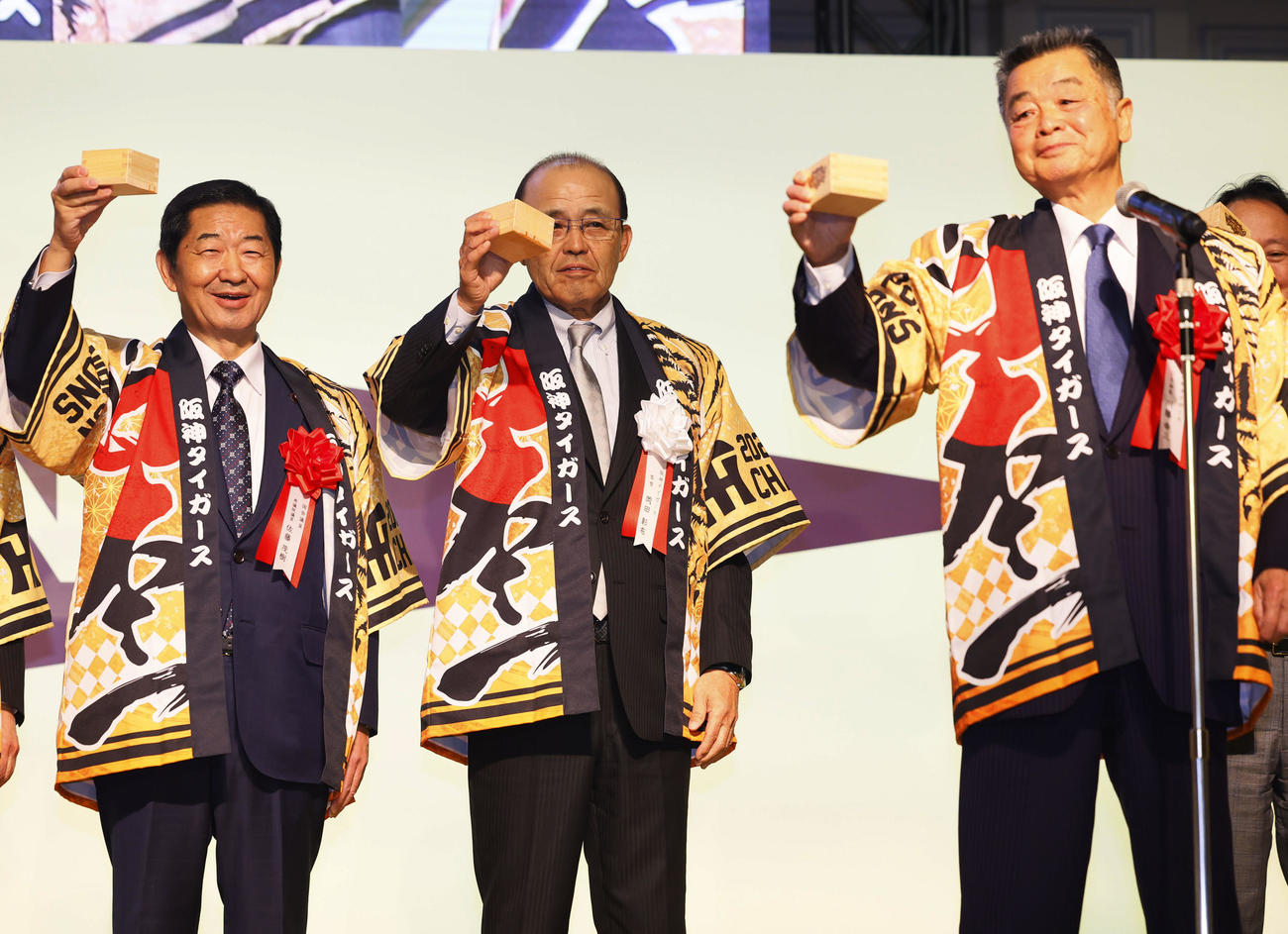 日本一・リーグ優勝祝賀会で乾杯する阪神岡田監督（中央）、川藤阪神OB会長（右）ら（撮影・藤尾明華）