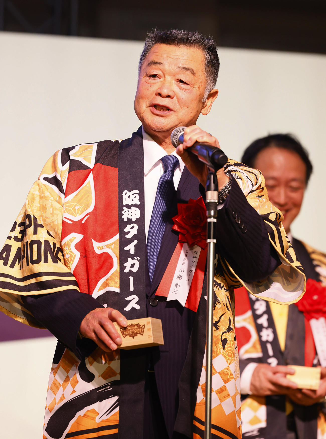 日本一・リーグ優勝祝賀会で乾杯のあいさつをする川藤阪神OB会長（撮影・藤尾明華）