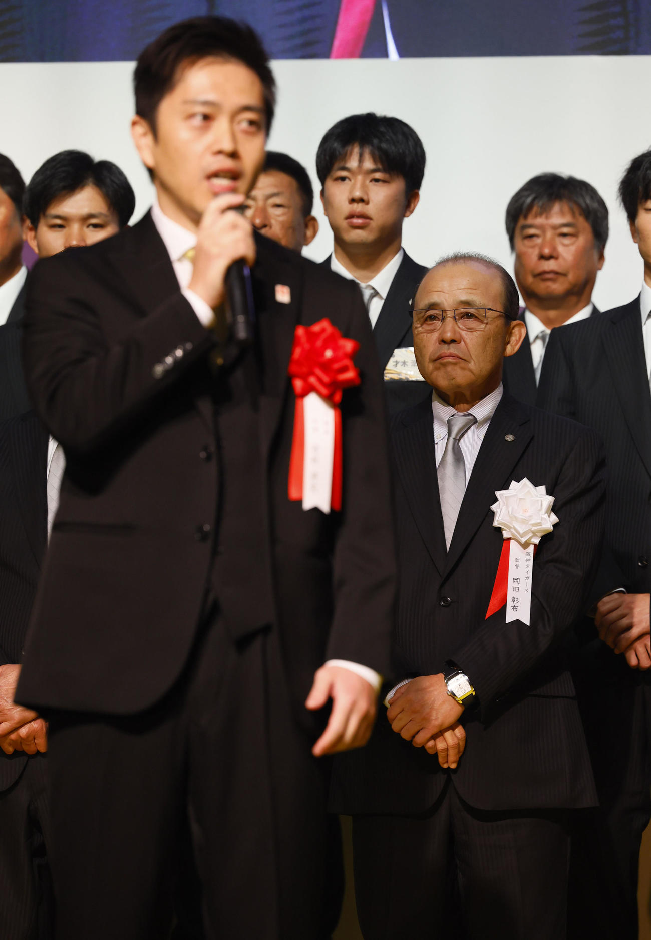 日本一・リーグ優勝祝賀会で吉村洋文大阪府知事（手前）のあいさつを聞く阪神岡田監督（右）（撮影・藤尾明華）