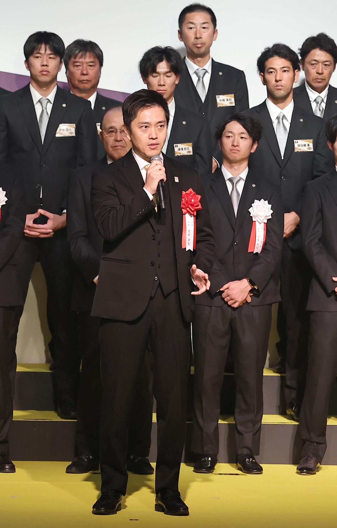 2023　阪神タイガース日本一・リーグ優勝祝賀会であいさつをする大阪府知事の吉村氏（撮影・上田博志）