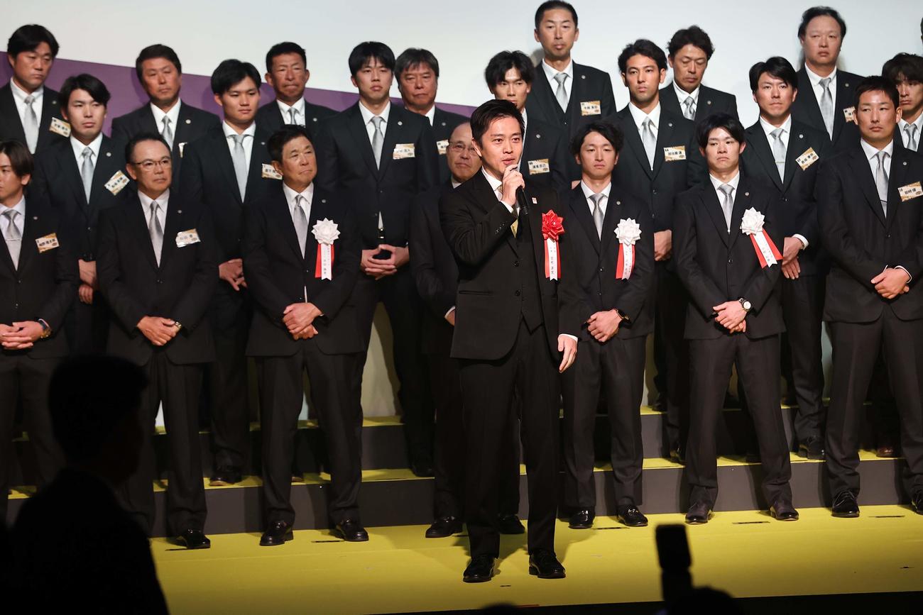 2023　阪神タイガース日本一・リーグ優勝祝賀会であいさつをする大阪府知事の吉村氏（撮影・上田博志）