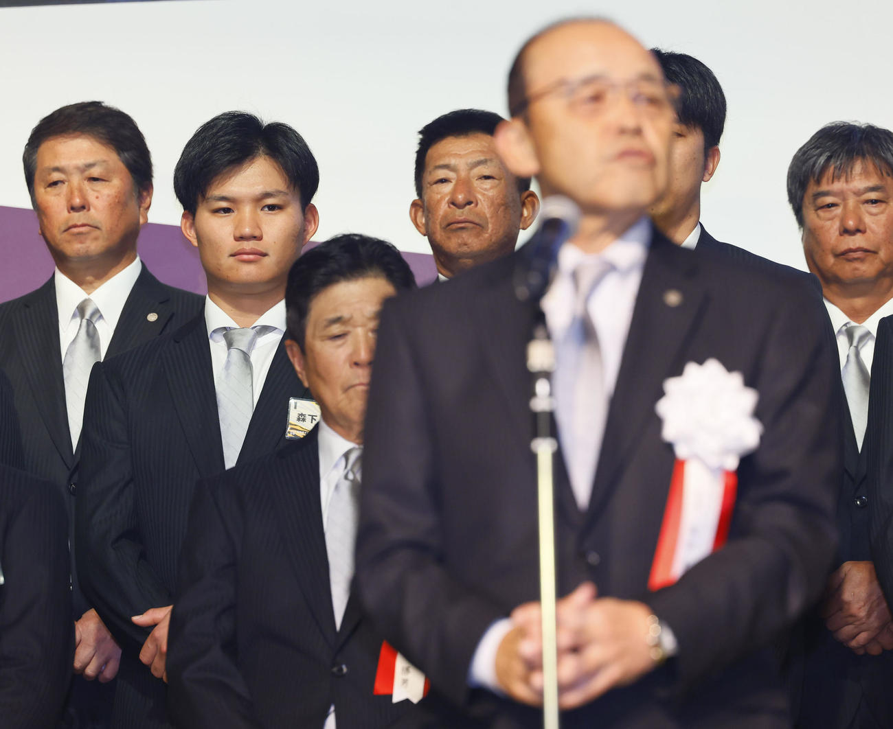 日本一・リーグ優勝祝賀会であいさつする岡田監督を見つめる阪神森下（左から2人目）（撮影・藤尾明華）