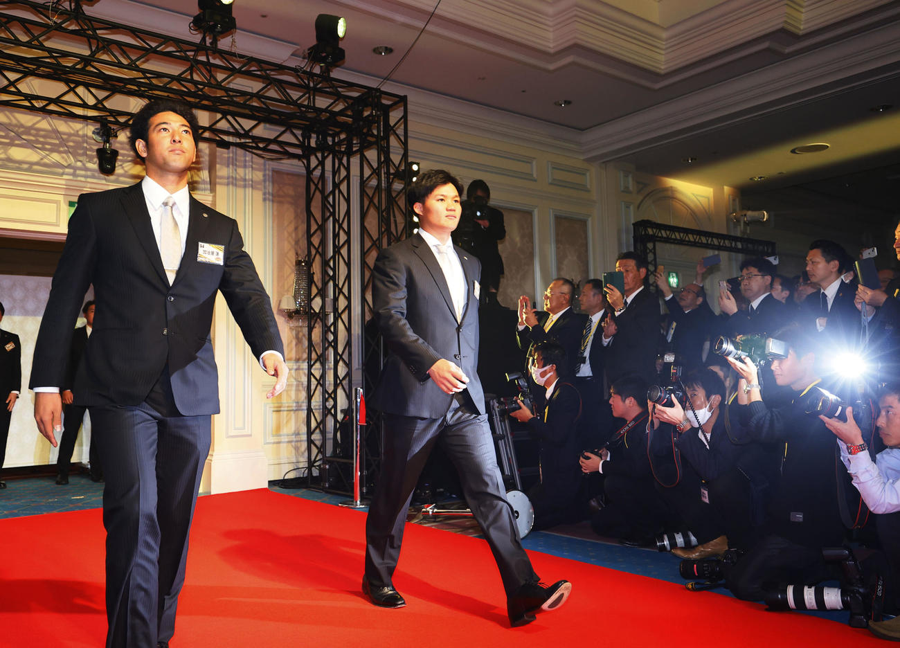 日本一・リーグ優勝祝賀会で入場する阪神加治屋（左）と森下（撮影・藤尾明華）