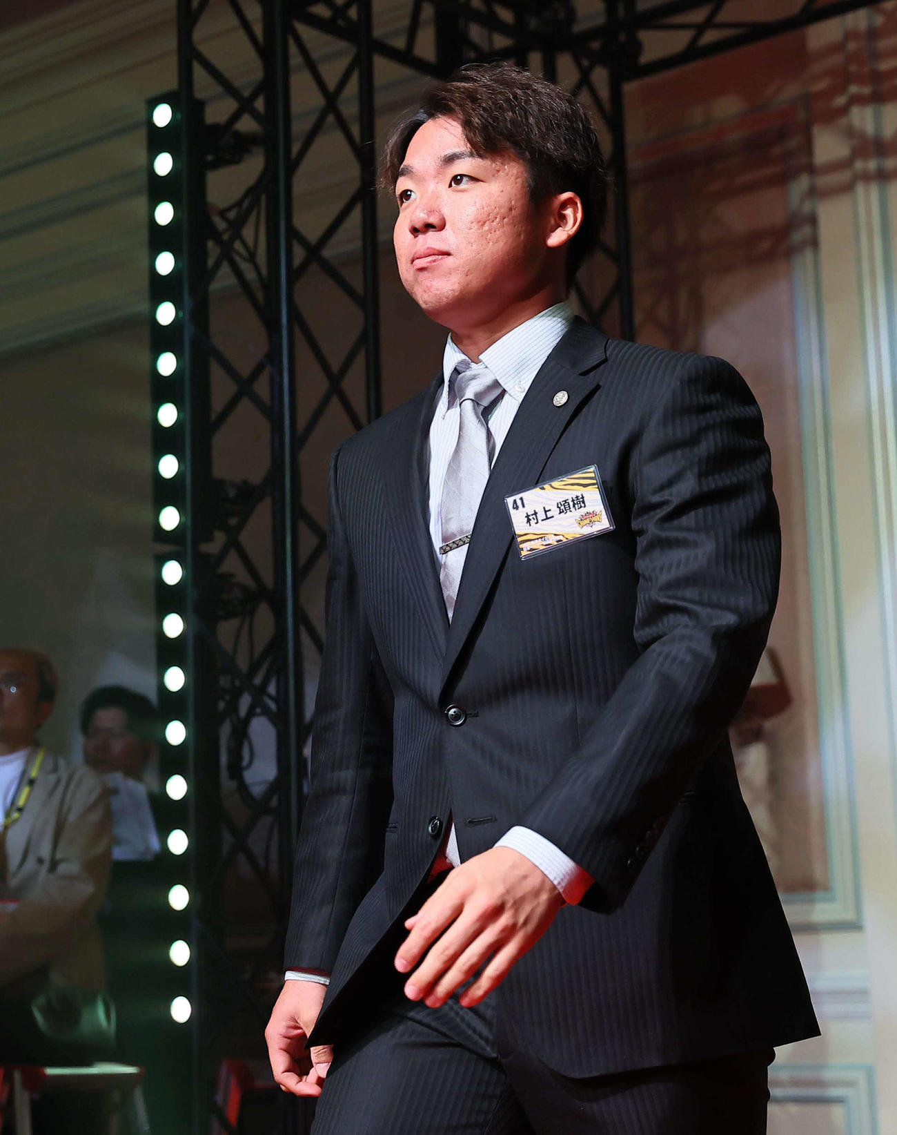 2023阪神タイガース日本一・リーグ優勝祝賀会の会場に入る村上（撮影・上田博志）
