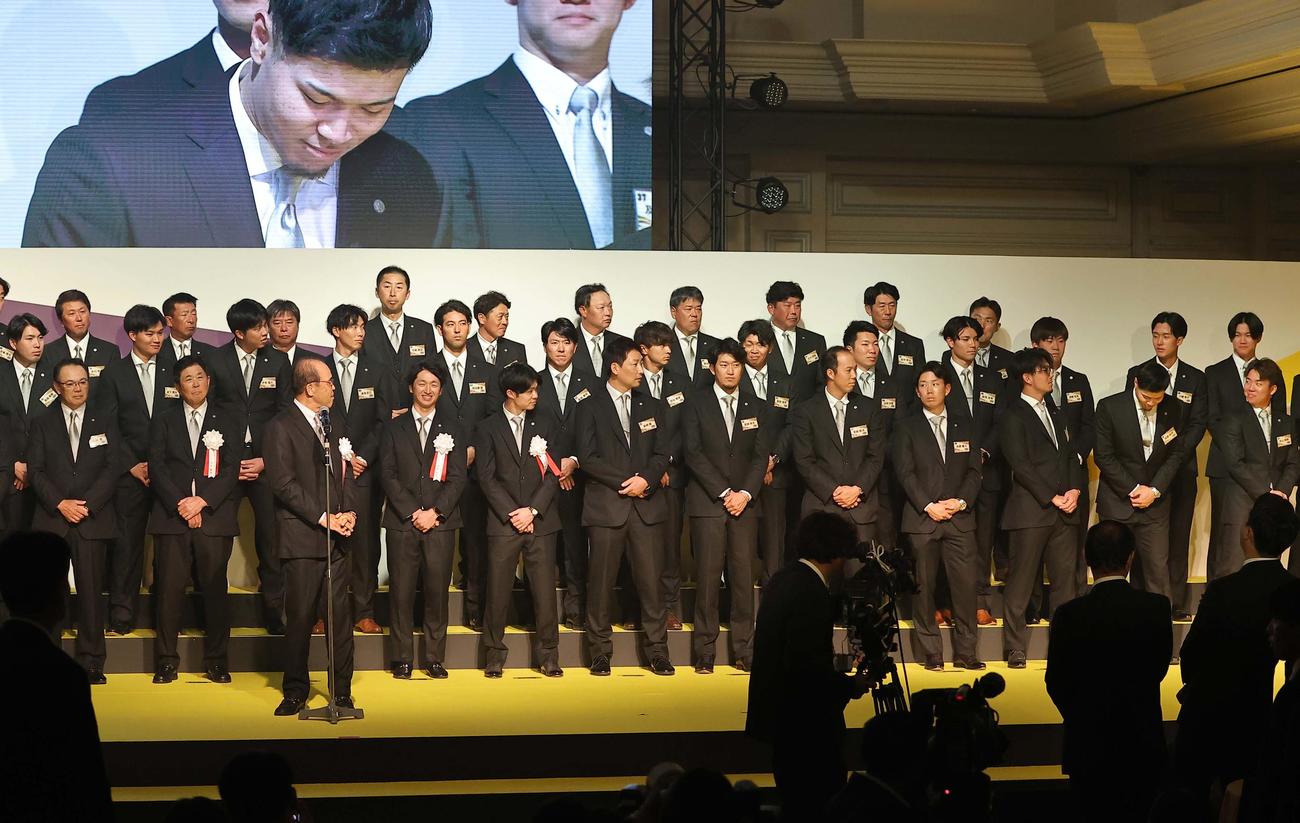 佐藤輝（下段右から2人目）は2023　阪神タイガース日本一・リーグ優勝祝賀会でも岡田監督から来季のスローガン候補の「アレンパ」を褒められ恐縮する（撮影・上田博志）