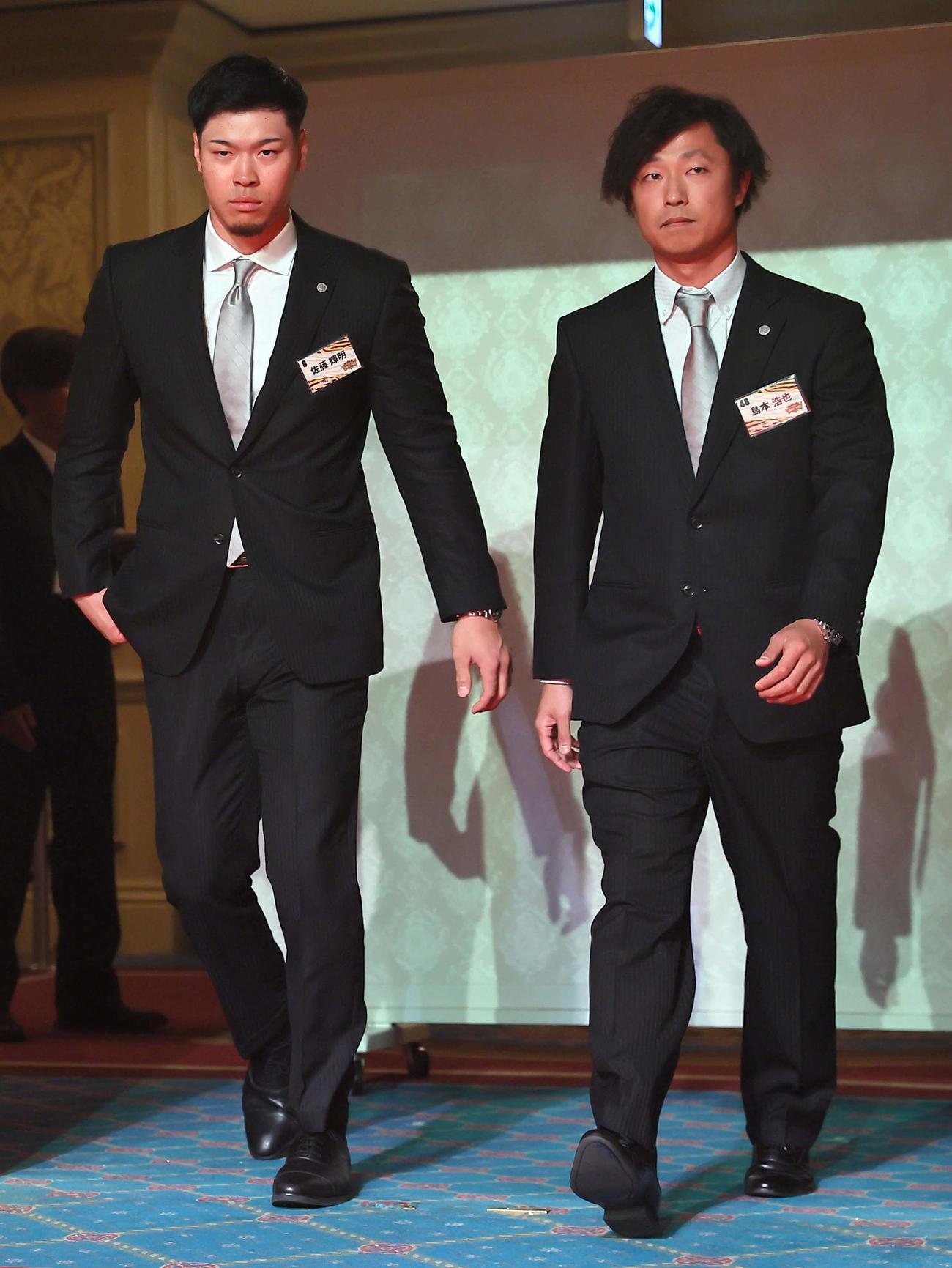2023　阪神タイガース日本一・リーグ優勝祝賀会の会場に入る佐藤輝（左）と島本（撮影・上田博志）