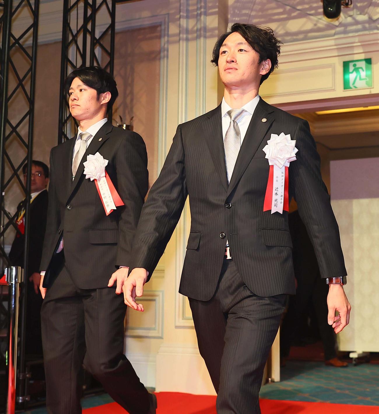 2023　阪神タイガース日本一・リーグ優勝祝賀会の会場に入る近本（右）と中野（撮影・上田博志）