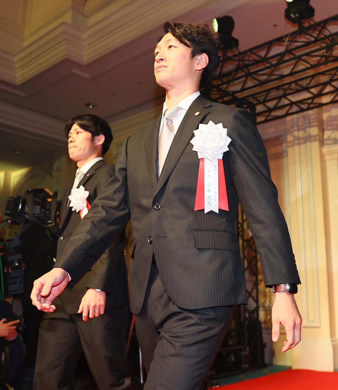 2023　阪神タイガース日本一・リーグ優勝祝賀会の会場に入る近本（右）と中野（撮影・上田博志）