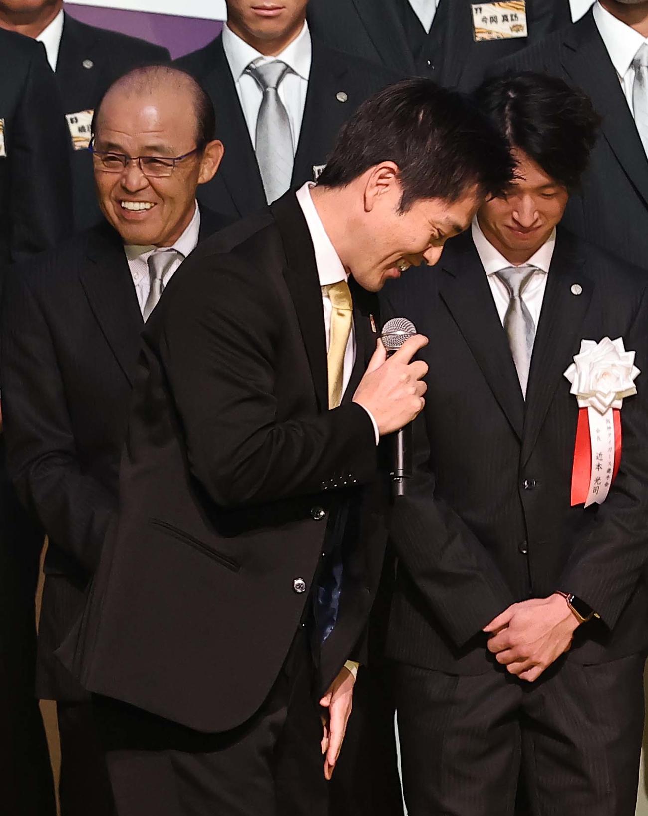 吉村大阪府知事（中央）から感謝の言葉を受けた岡田監督（左）は笑顔を見せる（撮影・上田博志）