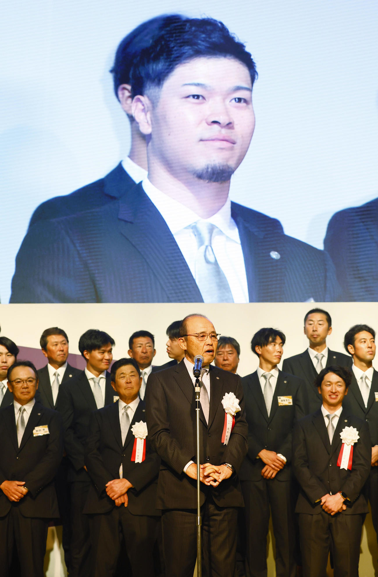日本一・リーグ優勝祝賀会のあいさつで佐藤輝の「アレンパ」を褒める阪神岡田監督（撮影・藤尾明華）