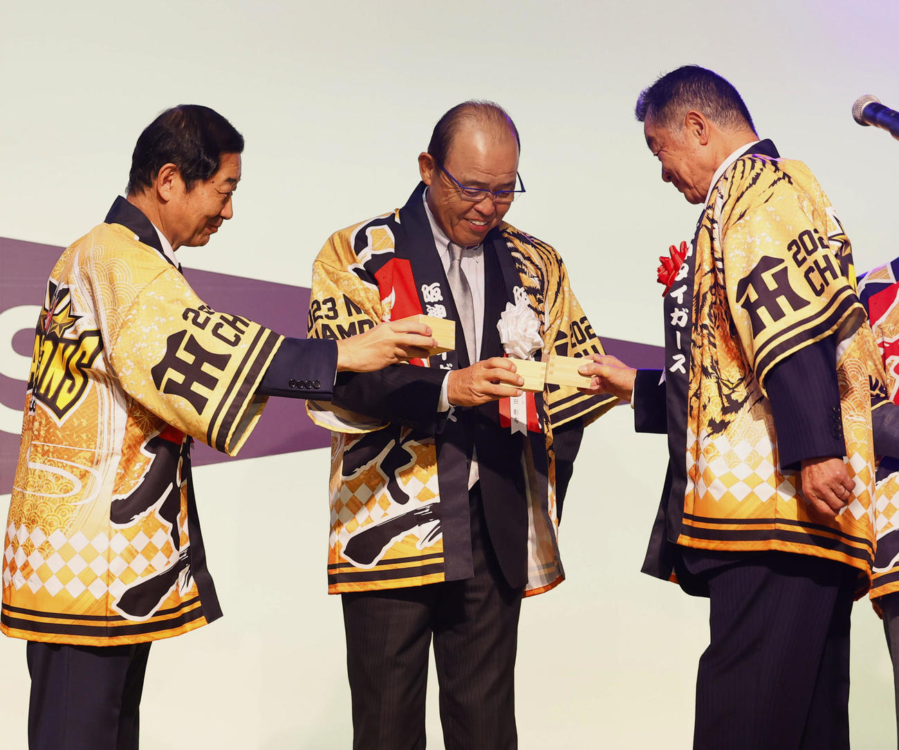 乾杯する阪神岡田監督（中央）、川藤阪神OB会長（右）ら（撮影・藤尾明華）
