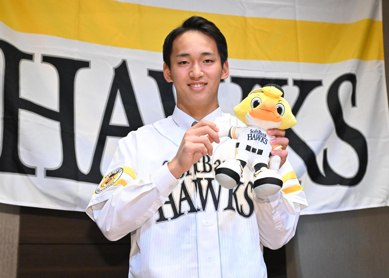 仮契約を終え笑顔を見せる前田（撮影・石井愛子）