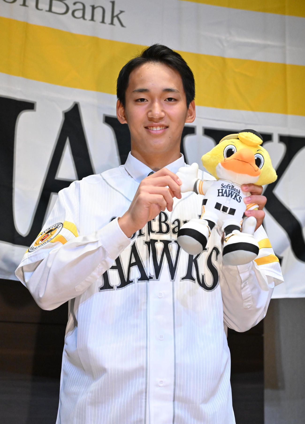 仮契約を終え笑顔を見せる前田悠伍（撮影・石井愛子）