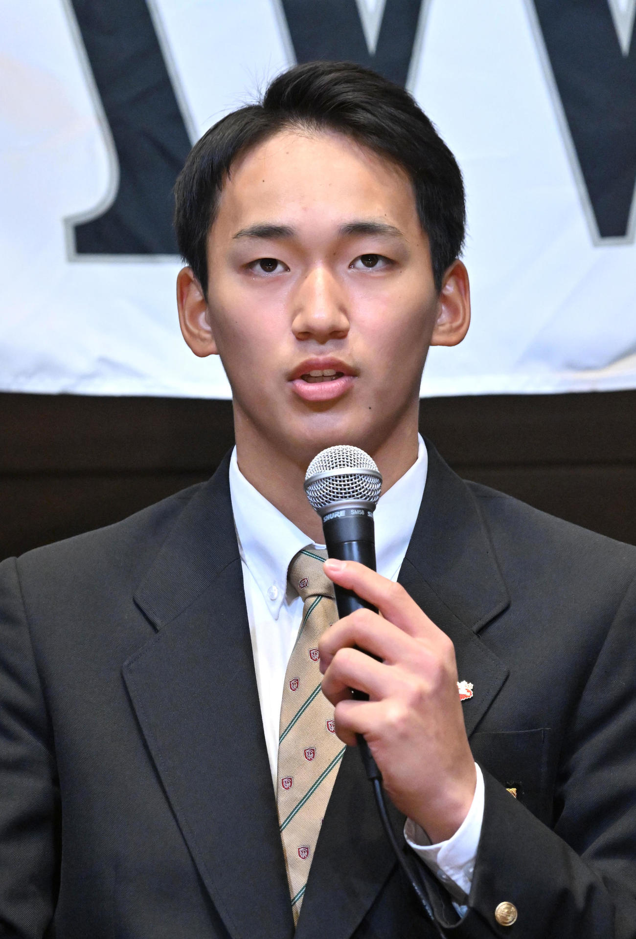 仮契約を終え会見する前田悠伍（撮影・石井愛子）