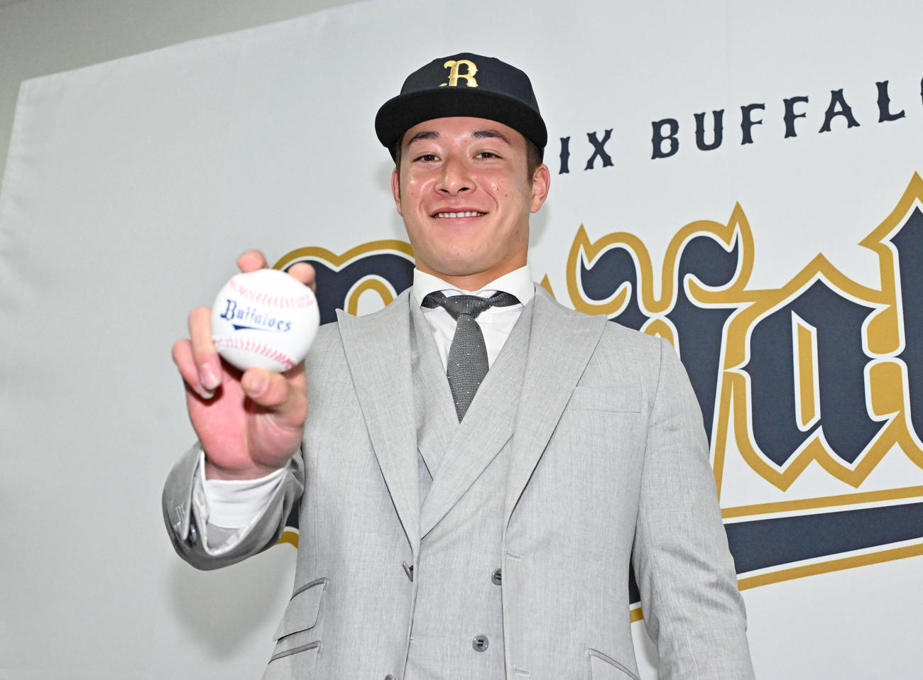 ボールを手に笑顔を見せるオリックス吉田輝星（撮影・石井愛子）