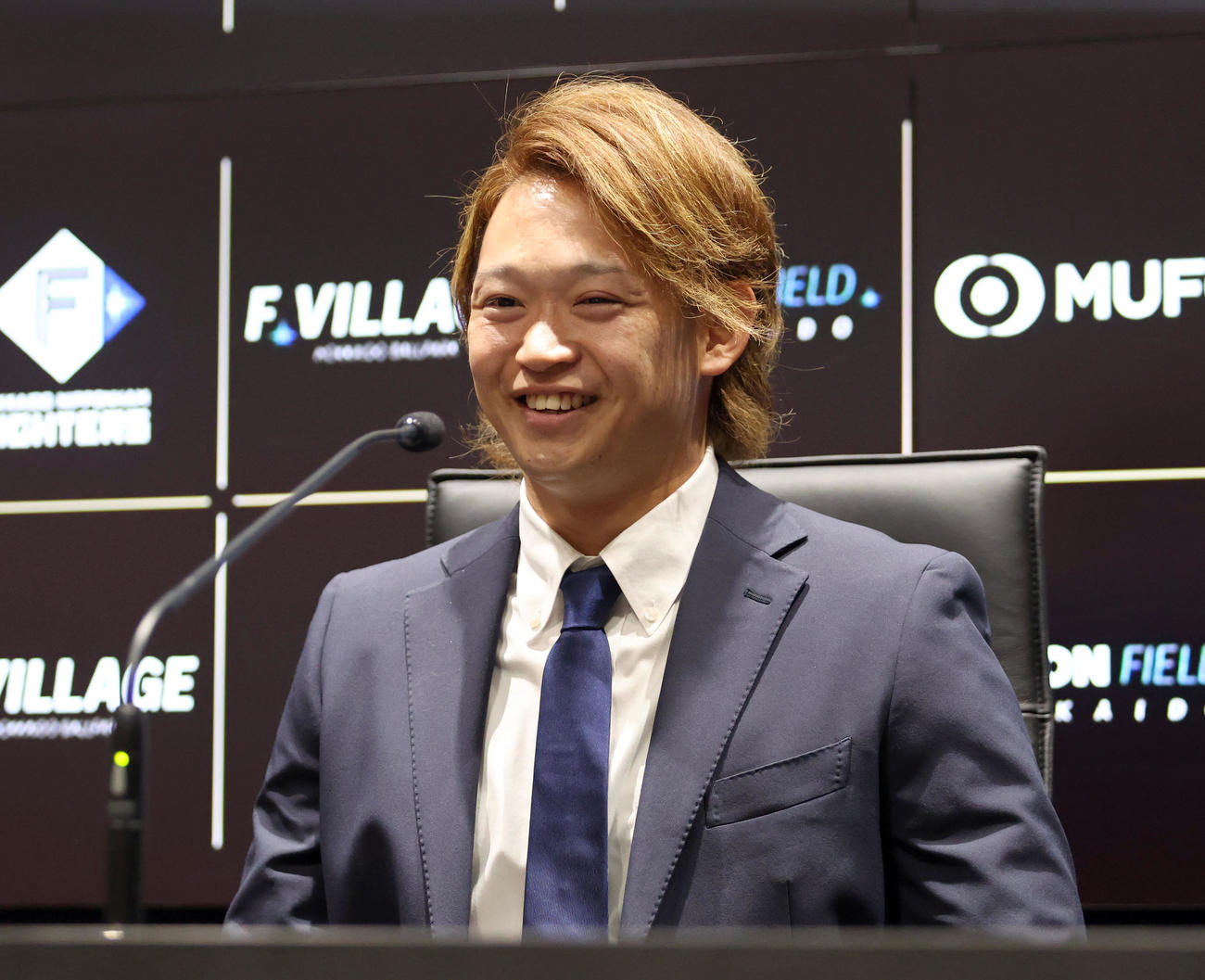 契約更改を終え会見する日本ハム鈴木（撮影・佐藤翔太）