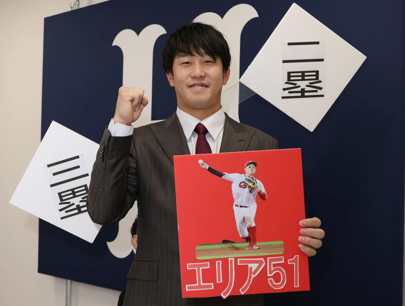 契約更改交渉後の会見を終え、来季の遊撃手でのさらなる活躍を誓う広島小園（撮影・加藤孝規）