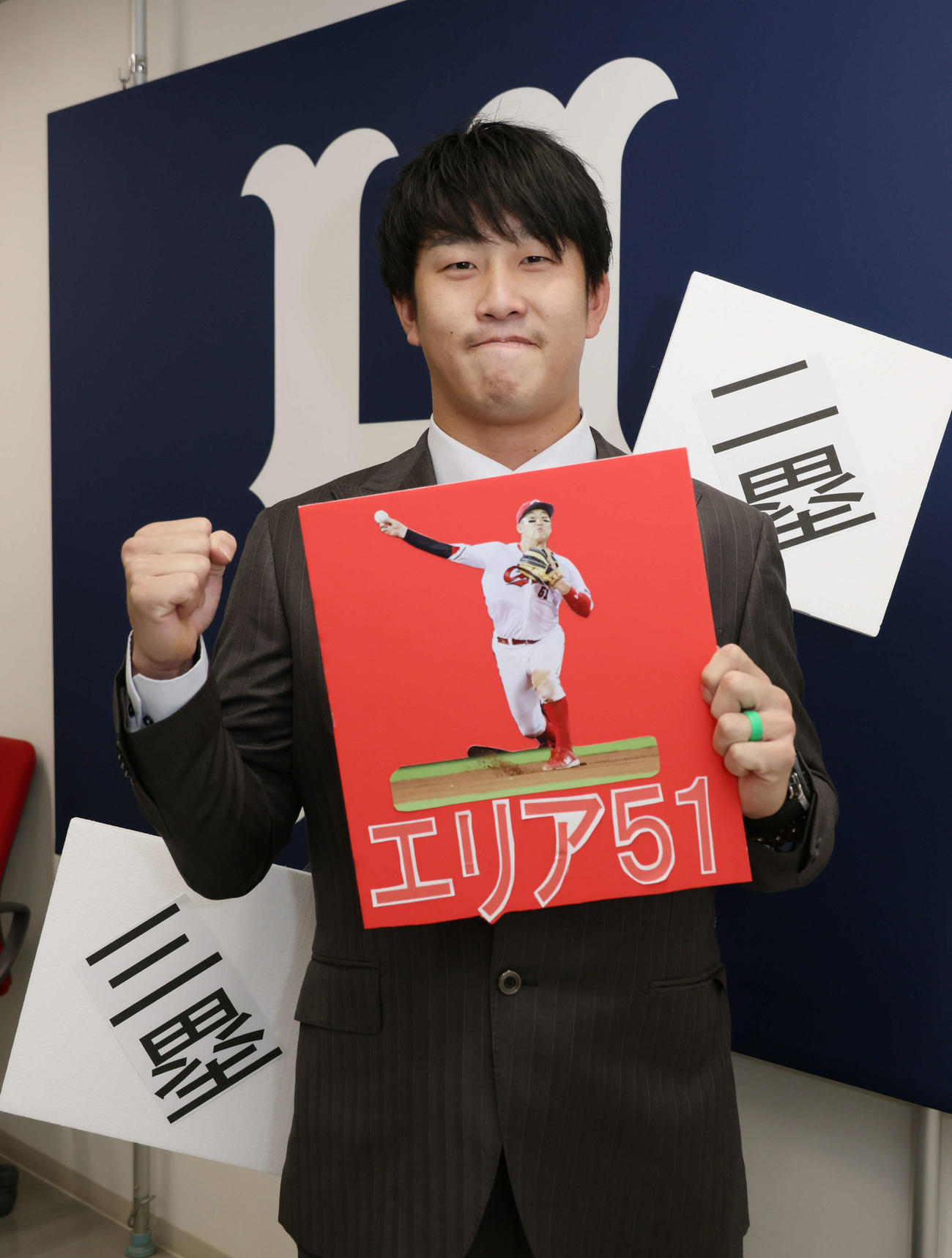 契約更改交渉後の会見を終え、来季の遊撃手でのさらなる活躍を誓う広島小園（撮影・加藤孝規）