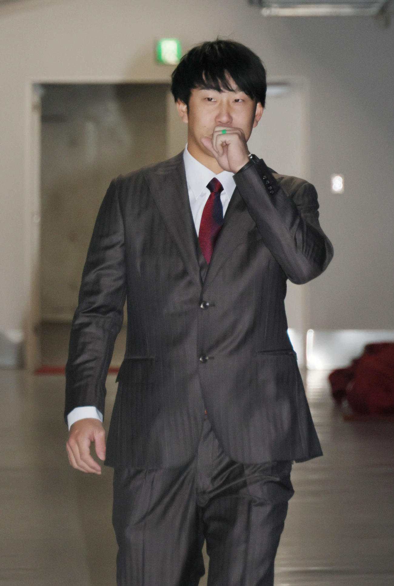 契約更改交渉に向かう広島小園（撮影・加藤孝規）