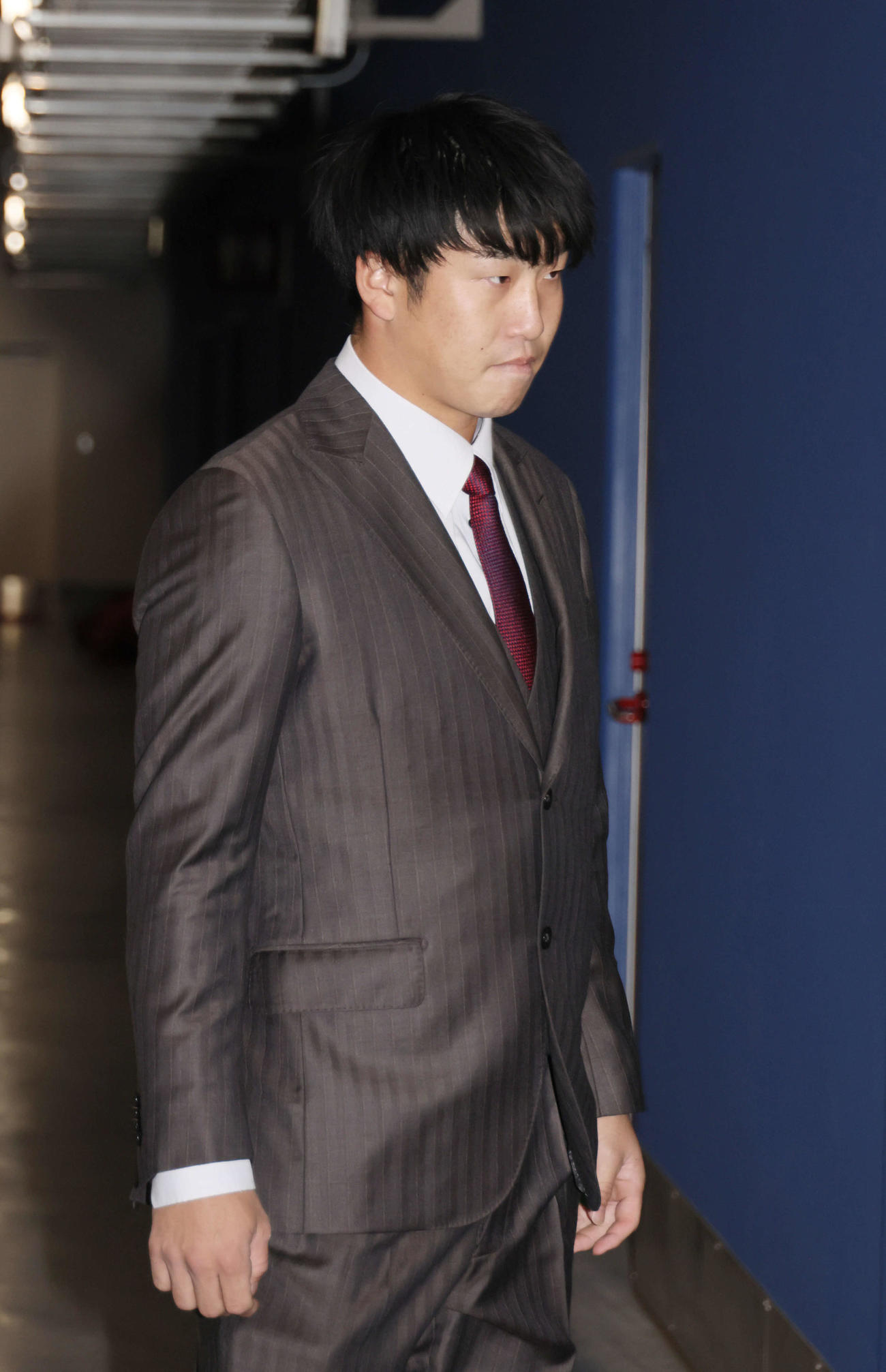 契約更改交渉に向かう広島小園（撮影・加藤孝規）