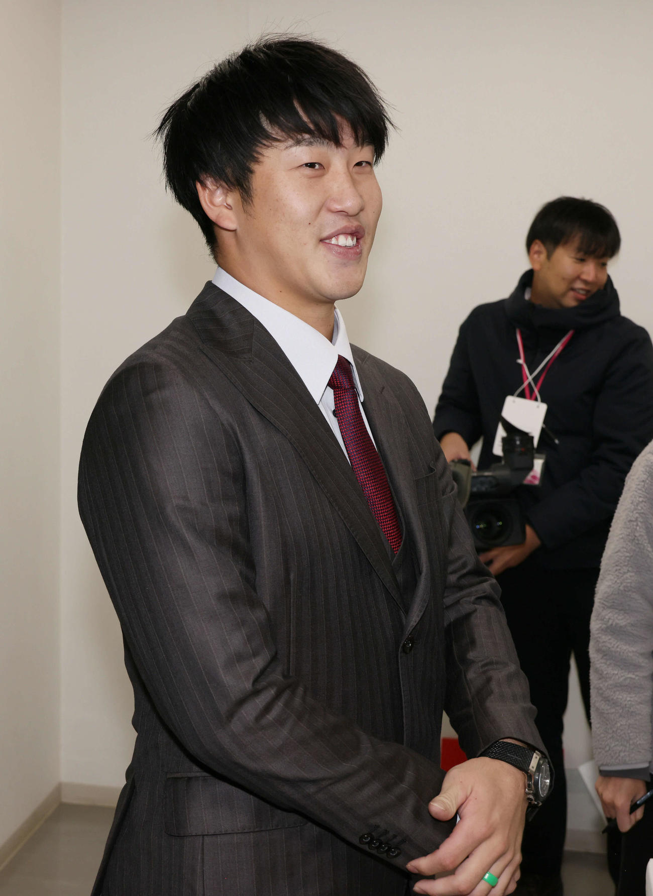 契約更改交渉後の会見を終え、囲み取材で記者の質問に答える広島小園（撮影・加藤孝規）