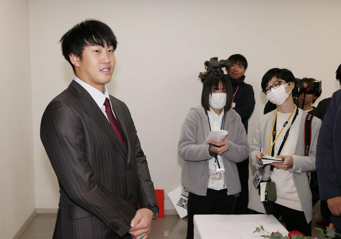 契約更改交渉後の会見を終え、囲み取材で記者の質問に答える広島小園（撮影・加藤孝規）
