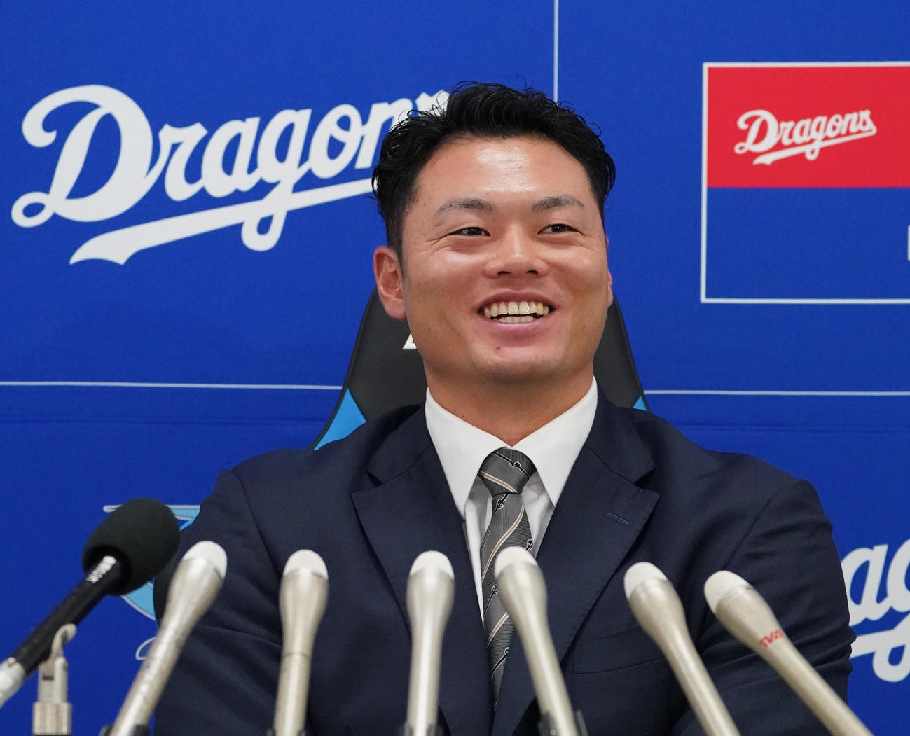 契約交渉を終え明るい表情で会見する細川（撮影・森本幸一）