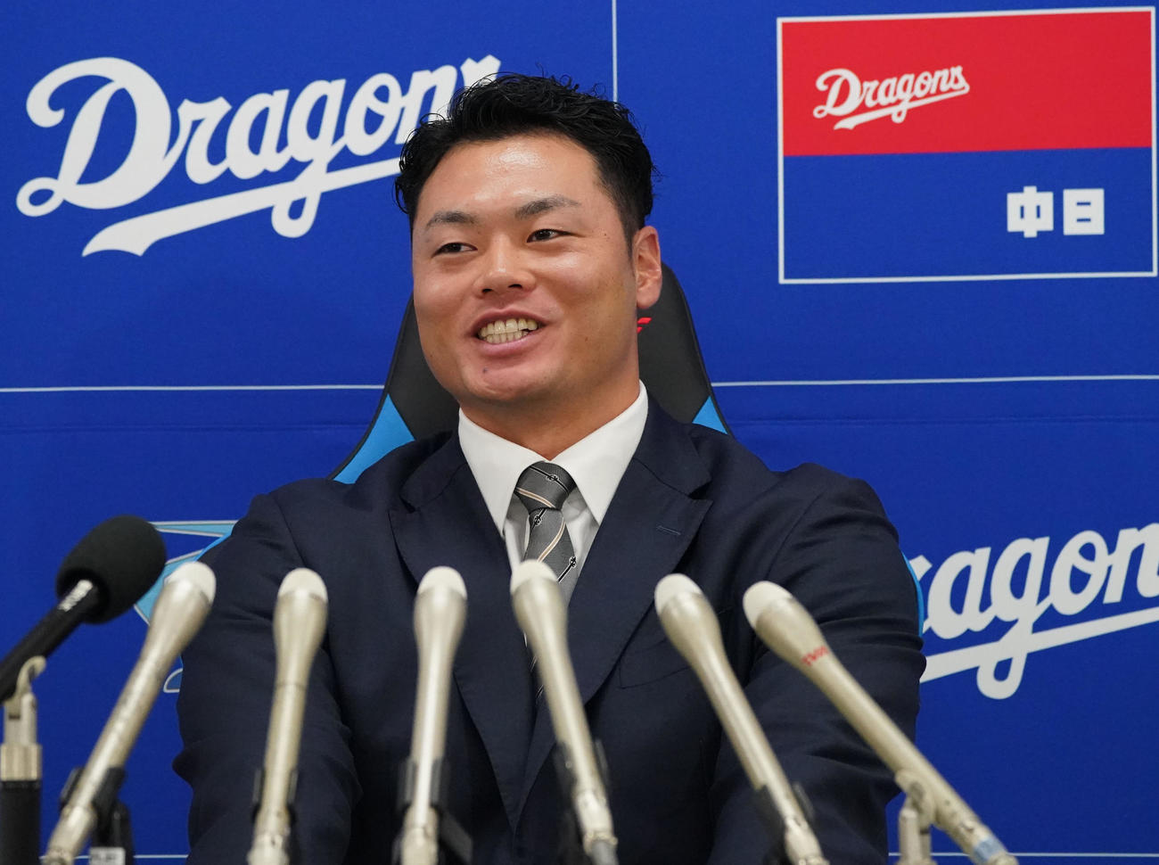 契約交渉を終え会見する細川（撮影・森本幸一）