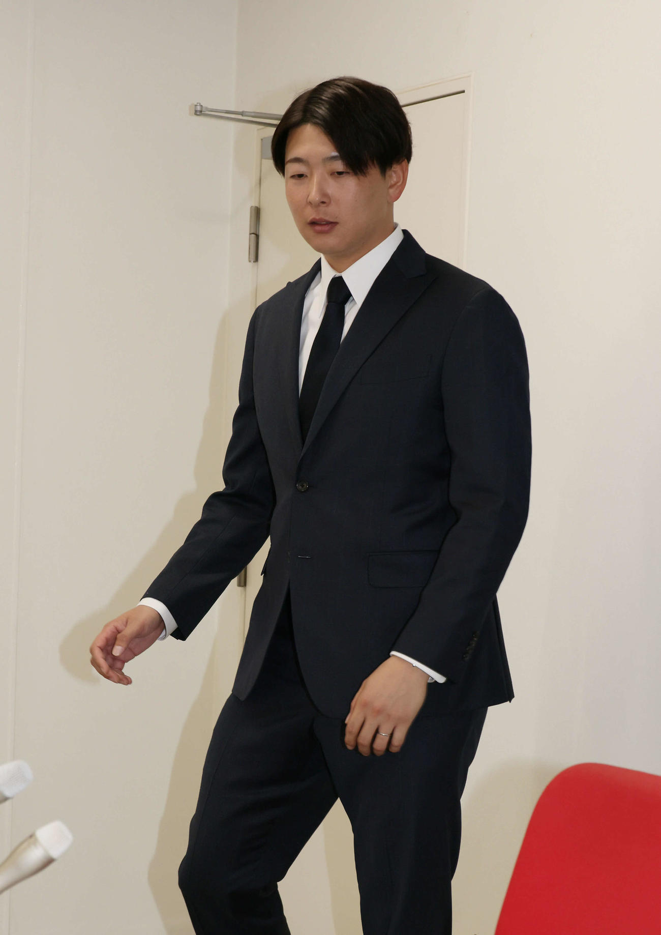 契約更改交渉後、会見にのぞむ広島大瀬良（撮影・加藤孝規）