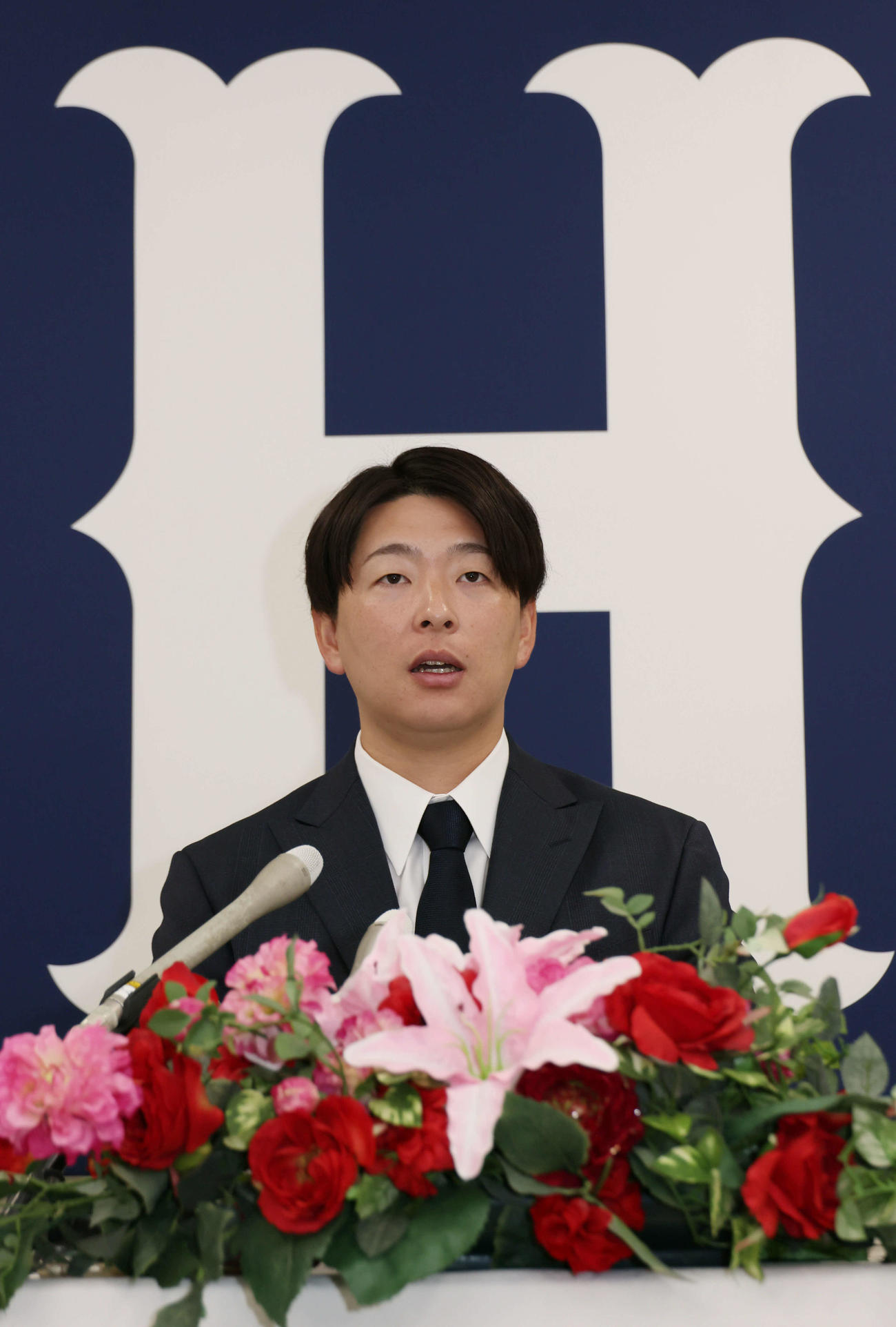 契約更改交渉後、会見する広島大瀬良（撮影・加藤孝規）