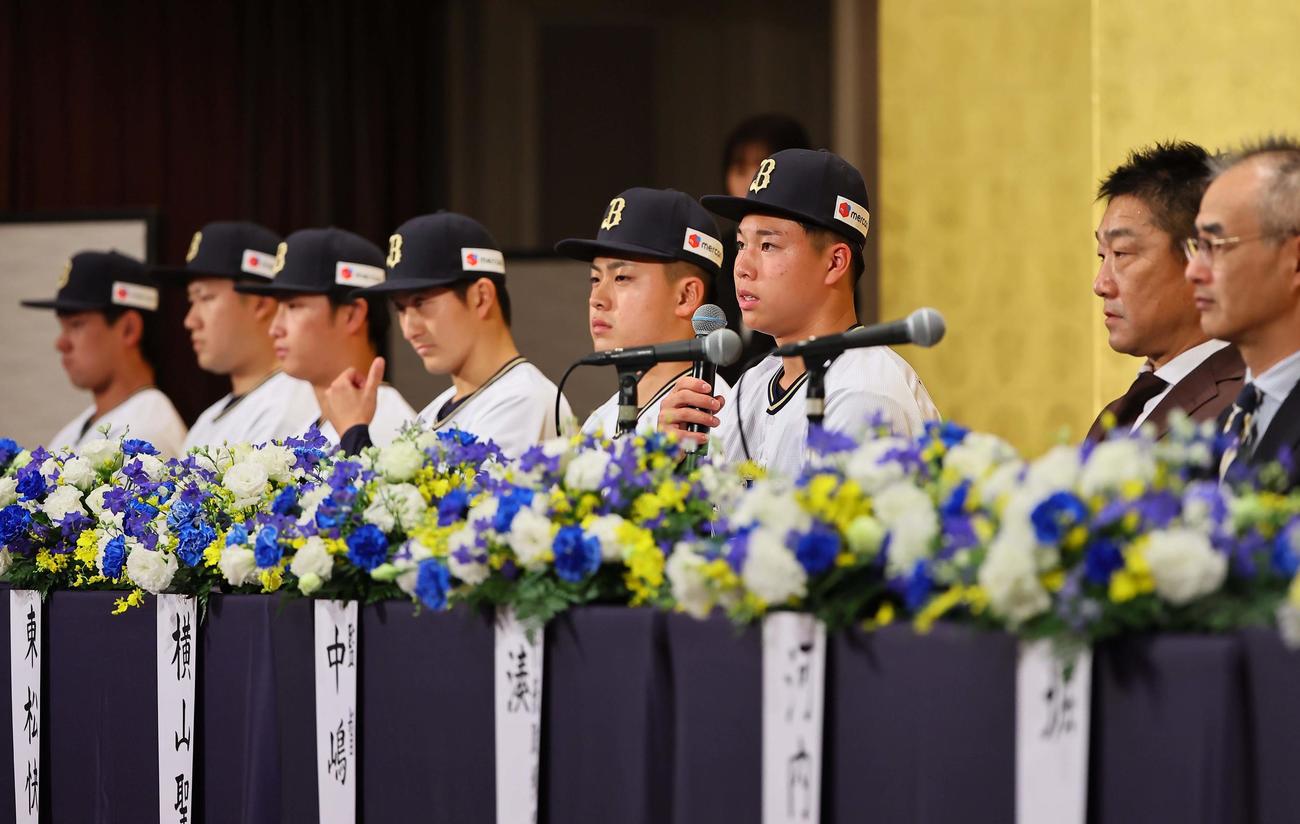 オリックス新人選手入団発表記者会見　ドラフト1位の横山（右から3人目）は会見で意気込みを話す（撮影・上田博志）