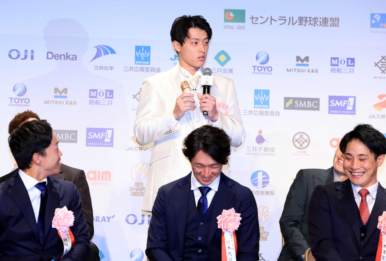 三井ゴールデン・グラブ賞表彰式に白いスーツで登場した楽天辰己（中央）は、「新婦」を連れてきたと人形を出す（撮影・浅見桂子）