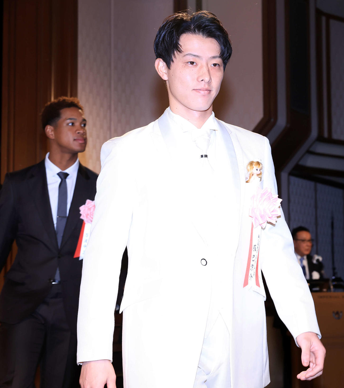 三井ゴールデン・グラブ賞表彰式に白いスーツで登場した楽天辰己は、「新婦」の人形を胸に入れて引き揚げる（撮影・浅見桂子）