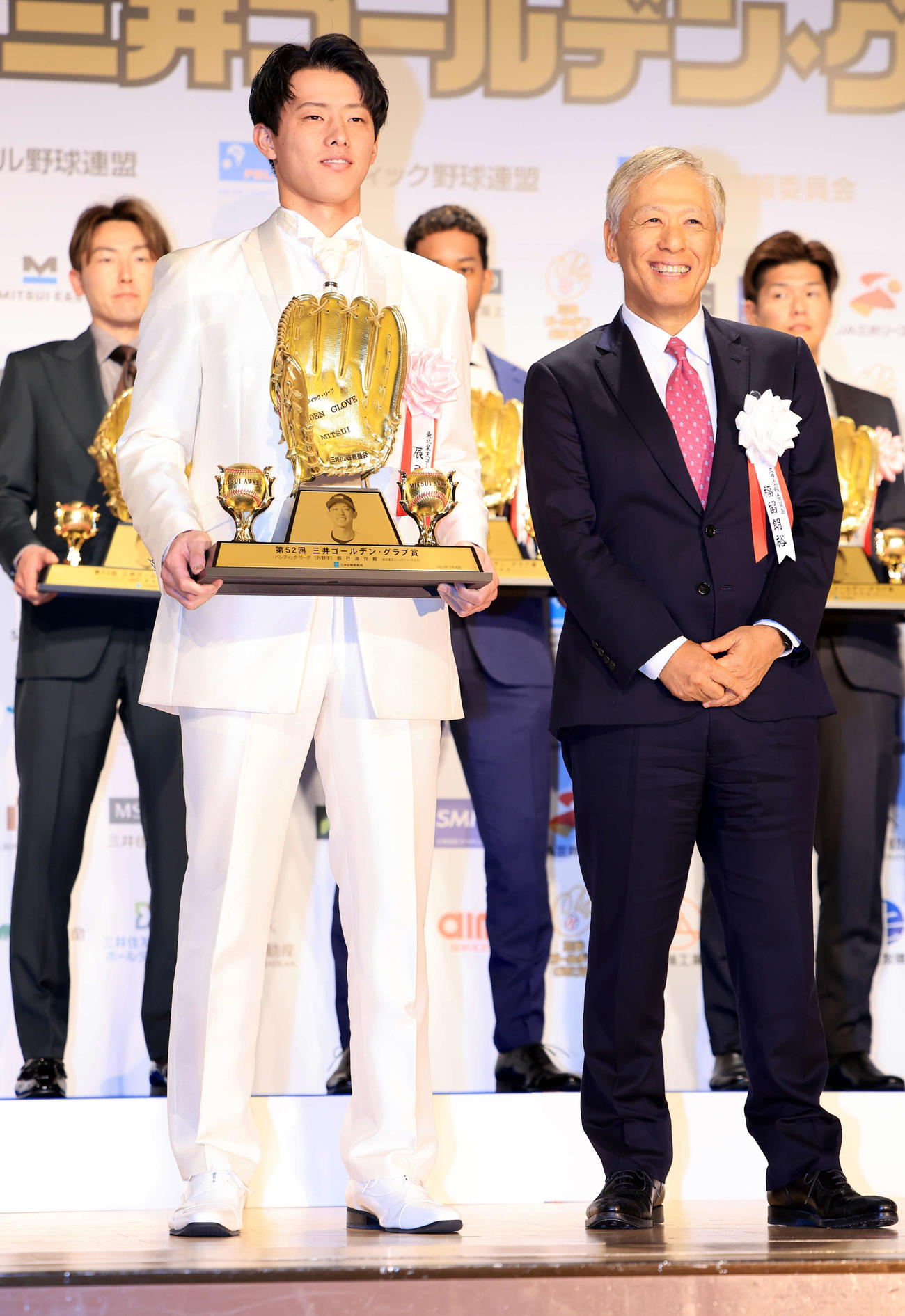 三井ゴールデン・グラブ賞表彰式で受賞した楽天辰己（左）。右はプレゼンターの福留朗裕氏（撮影・浅見桂子）