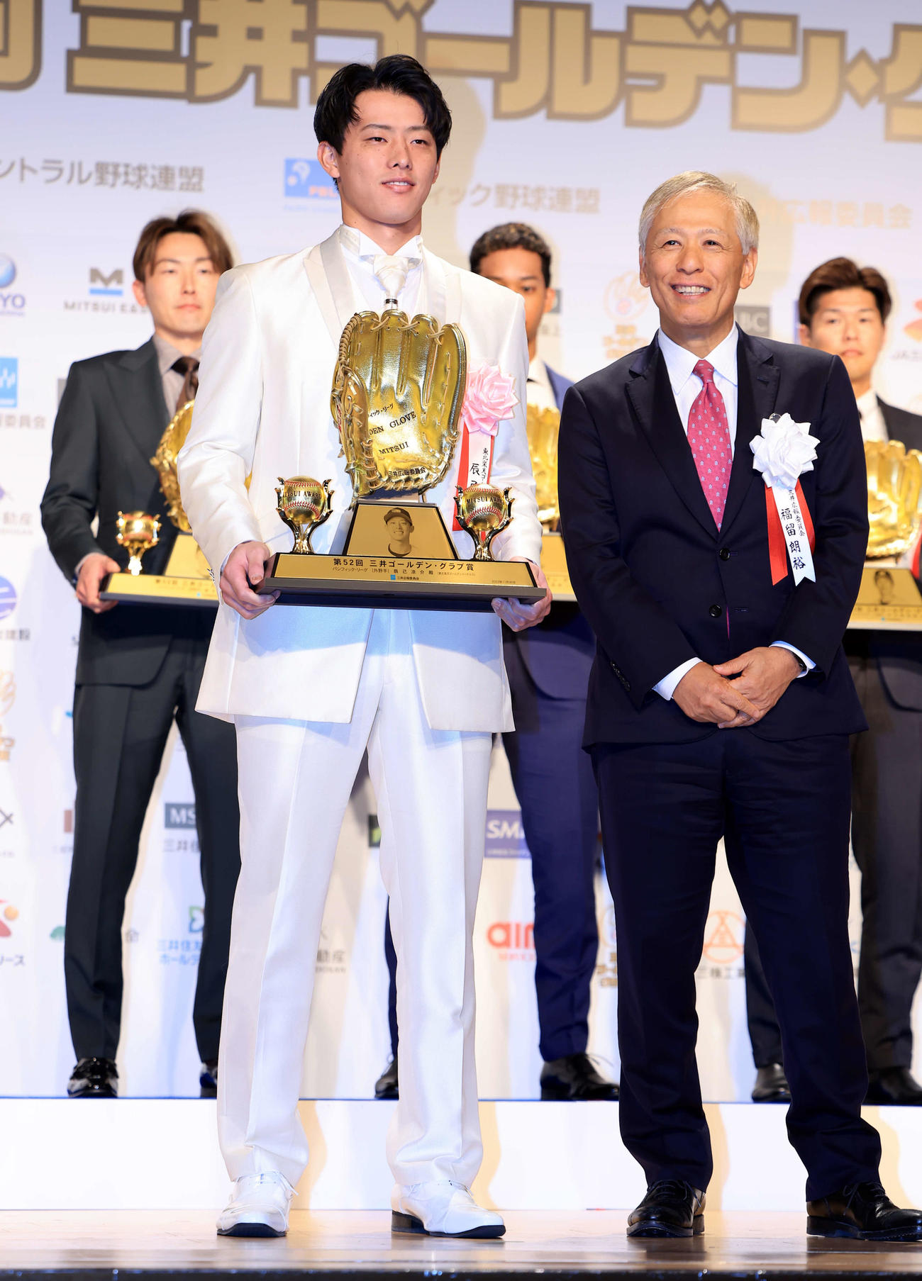三井ゴールデン・グラブ賞表彰式で受賞した楽天辰己（左）。右はプレゼンターの福留朗裕氏（撮影・浅見桂子）