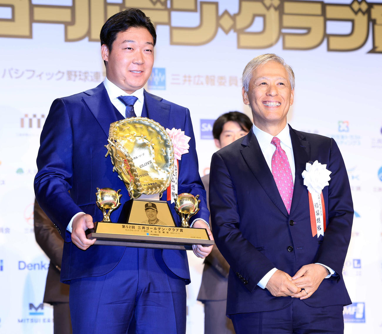 三井ゴールデン・グラブ賞表彰式で受賞した阪神大山（左）。右はプレゼンターの福留朗裕氏（撮影・浅見桂子）