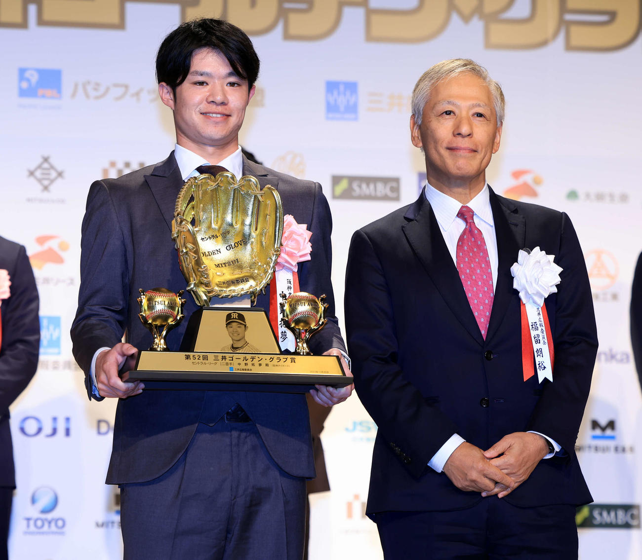 三井ゴールデン・グラブ賞表彰式で受賞した阪神中野（左）。右はプレゼンターの福留朗裕氏（撮影・浅見桂子）