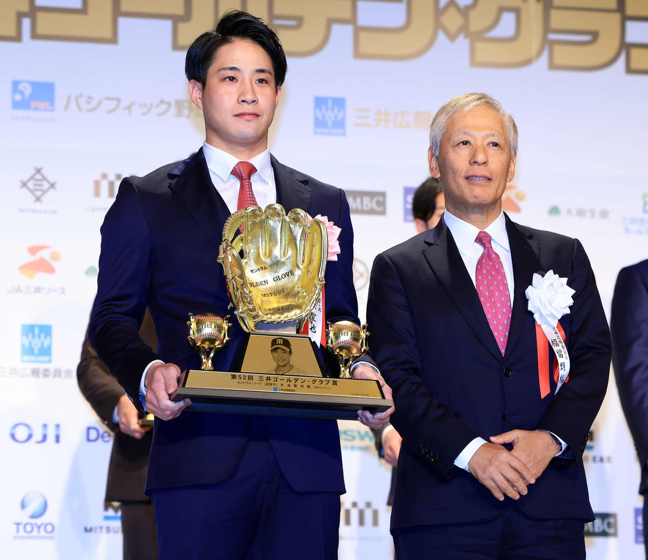 三井ゴールデン・グラブ賞表彰式で受賞した阪神木浪（左）。右はプレゼンターの福留朗裕氏（撮影・浅見桂子）