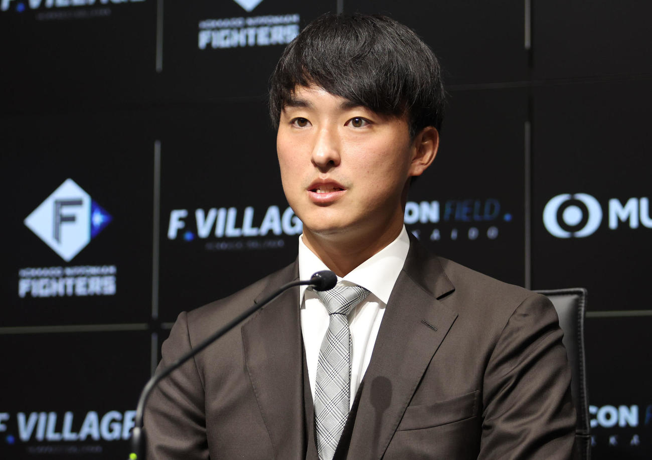 契約更改を終え会見する日本ハム石川（撮影・佐藤翔太）